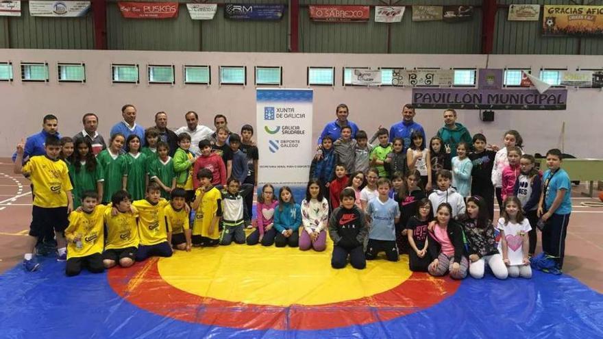 Formación de los alumnos que participaron ayer en la primera de tres jornadas didácticas.