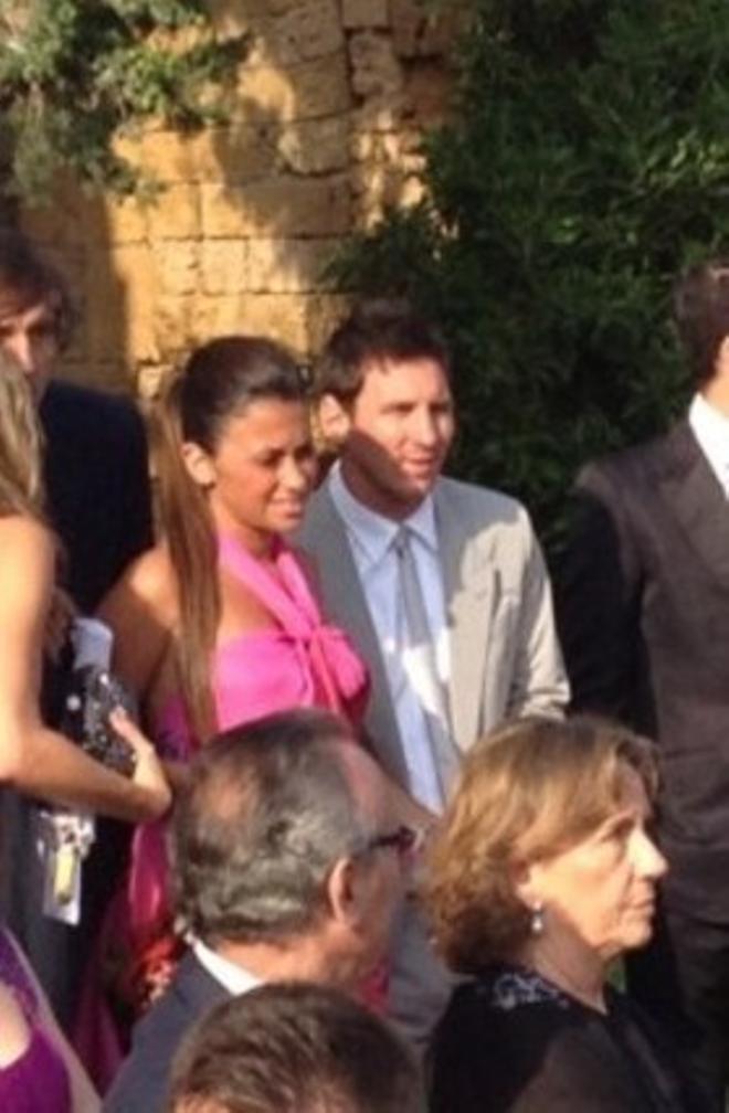 Leo Messi y Antonella Roccuzzo, su pareja, en la boda de Andrés Iniesta