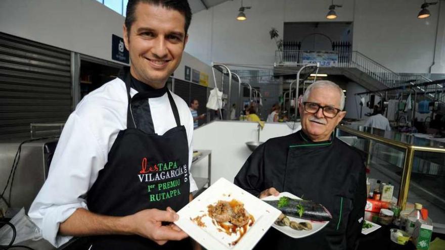 Julián Domínguez y su padre, en un momento del showcooking del mercado de abastos. // Iñaki Abella