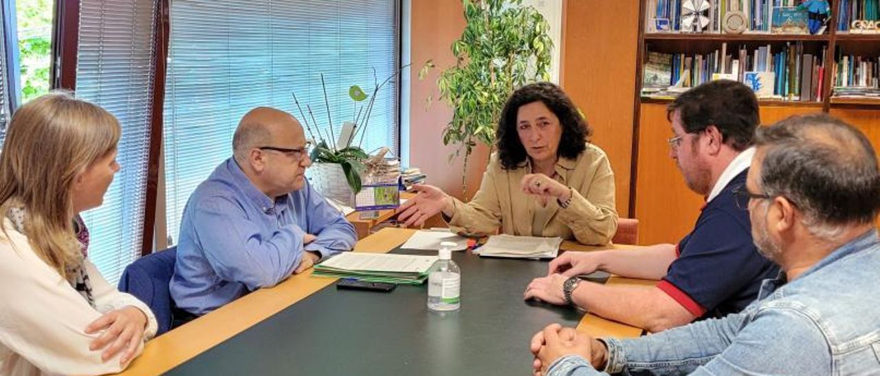 Un momento de la reunión mantenida ayer. | // FDV