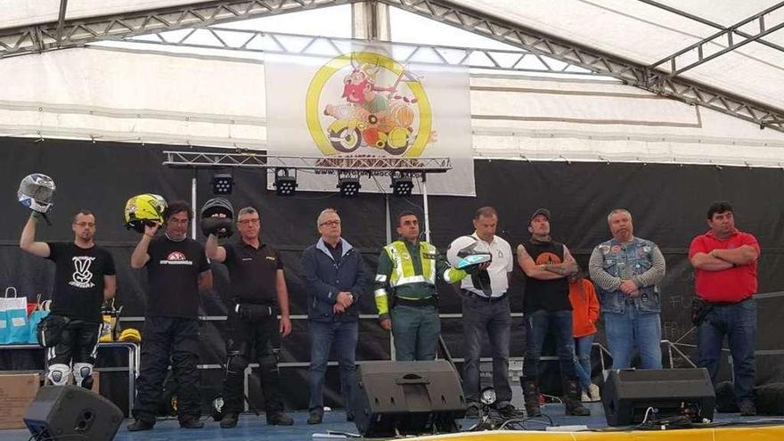 Representantes de colectivos de seguridad vial, ayer, en Arteixo.