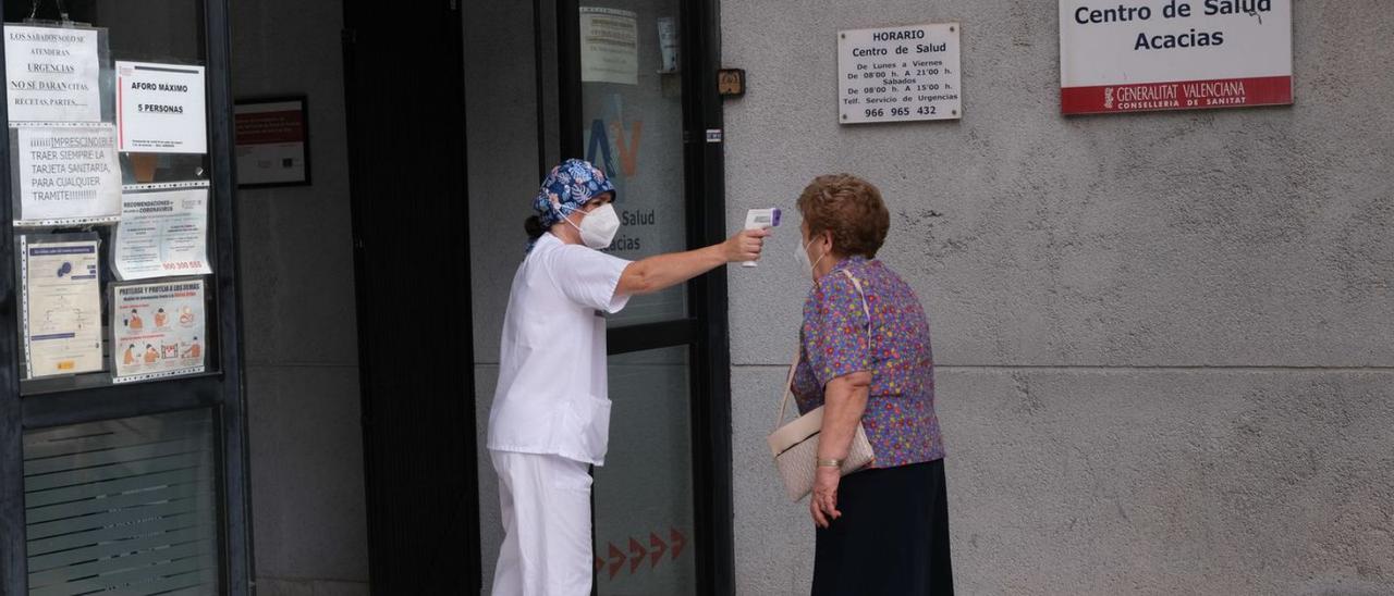 El programa de detección del cáncer de mama se realiza en el centro de las Acacias de Elda