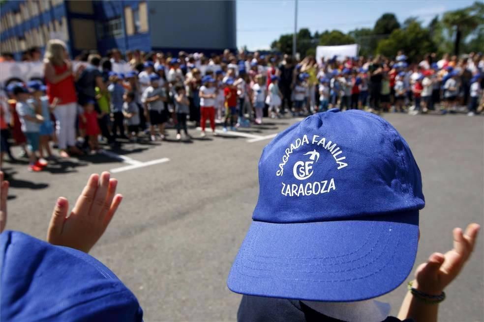 Concentración en el colegio Sagrada Familia contra el cierre de aulas