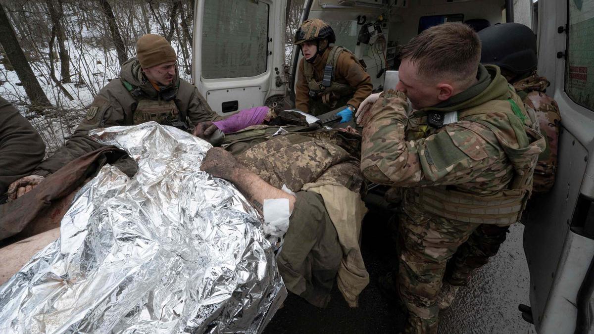 Médicos del Batallón de Lobos Da Vinci evacuan a un militar ucraniano herido cerca del frente de Bakhmut, región de Donetsk.