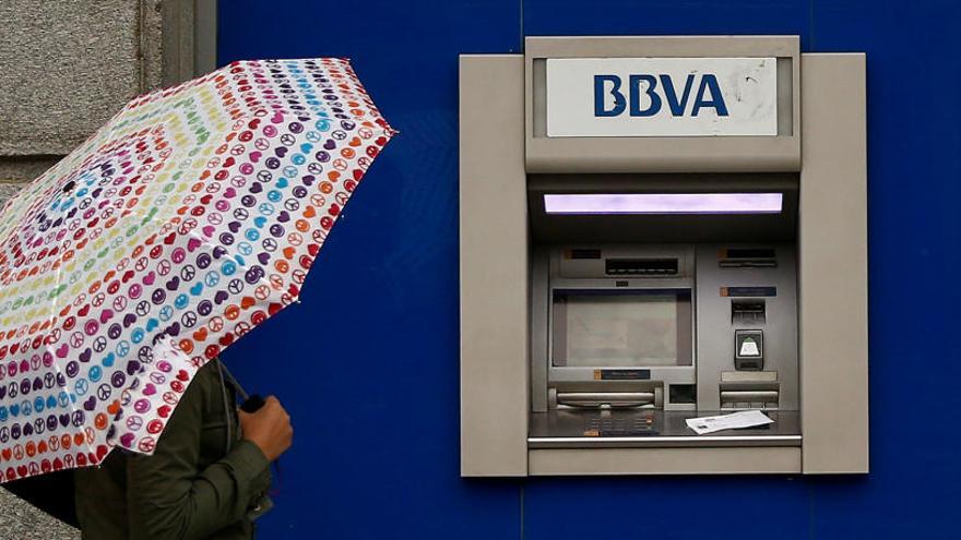 Una mujer pasa por un cajero del BBVA.