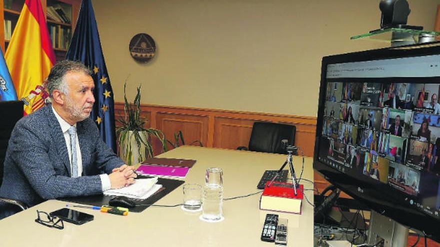 El presidente del Ejecutivo regional, Ángel Víctor Torres, ayer en su despacho, durante un momento de la videoconferencia con el resto de presidentes autonómicos y Pedro Sánchez.