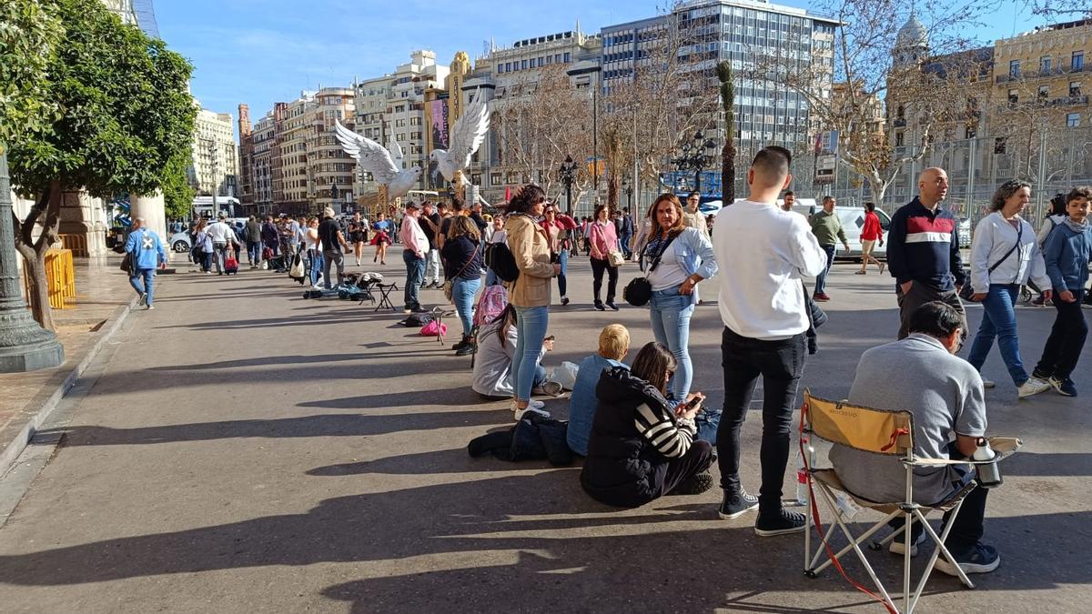 Personas esperando para coger sitio para la mascletà