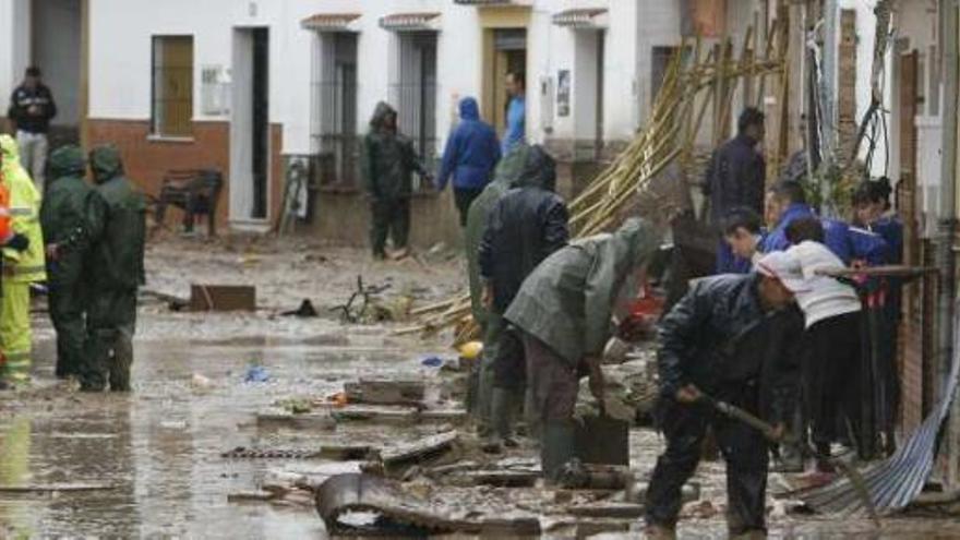 Los vecinos de Villanueva del Trabuco trabajaron durante todo el día en la limpieza de sus casas y las calles del pueblo.