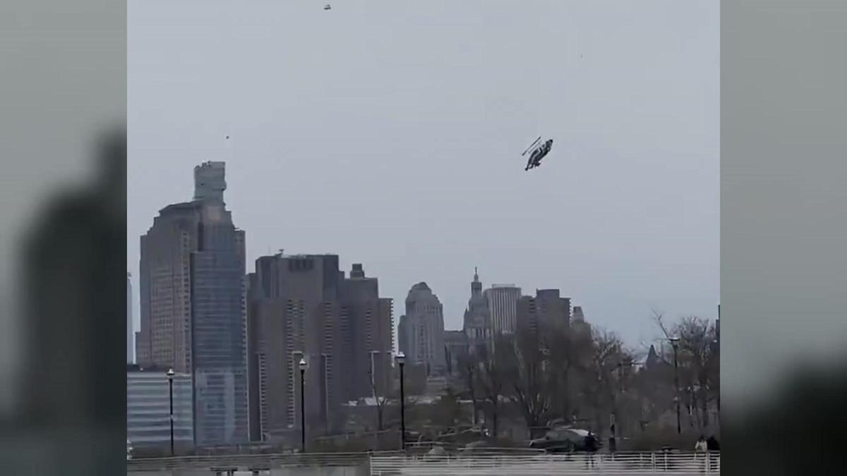 El momento en el que el helicóptero con cinco turistas catalanes a bordo cae en el río Hudson de Nueva York
