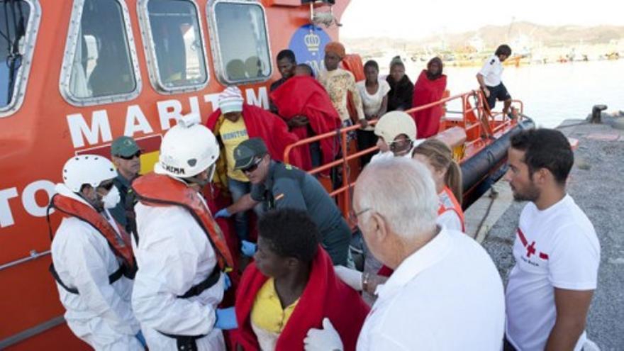 Llegan a Motril 42 inmigrantes rescatados en el mar de Alborán