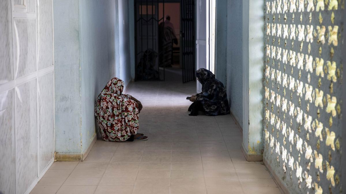 Dos jóvenes en la Unidad de Apoyo a Víctimas de violencia de genero (USPEC) del Hospital de Nuadibœ, en Mauritania.