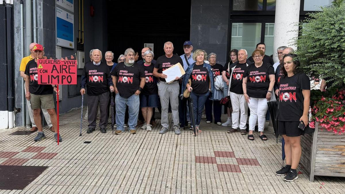 Representantes da Plataforma Stop Biogás A Laracha, acompañados de veciños, tras rexistrar no Concello da Laracha a Iniciativa Popular Local.
