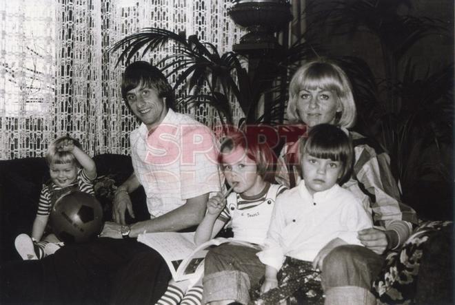 Imágenes de la vida cotidiana de Johan Cruyff con su familia en la ciudad de Bacelona