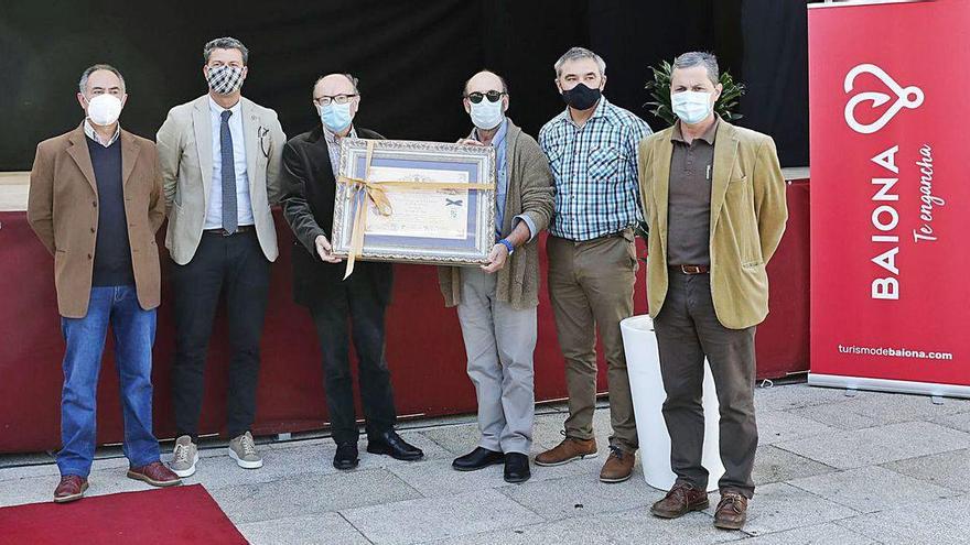 Os directores do IEM Xulián Maure e Carlos Méixome terman da Medalla de Ouro de Baiona con Xilberte Manso e o alcalde de Baiona á esquerda e Xosé Lois Vilar e Antonio Soliño á dereita.
