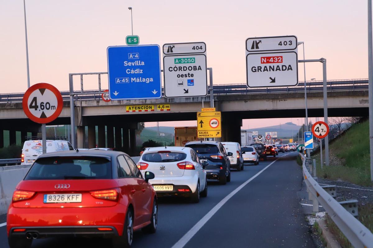 Colas de vehículos en la autovía.