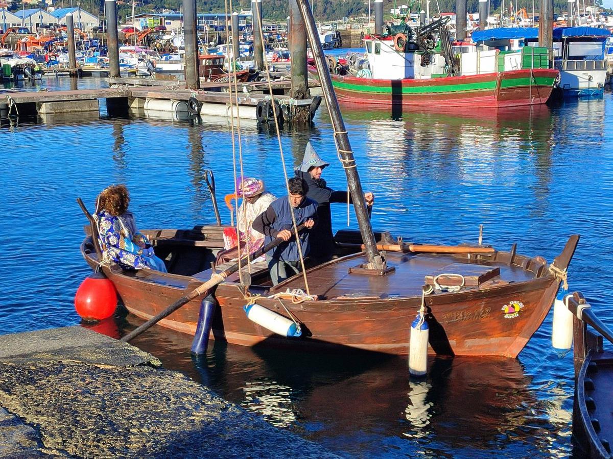 Los Reyes Magos llegan a Bueu por mar antes de la cabalgata de esta tarde