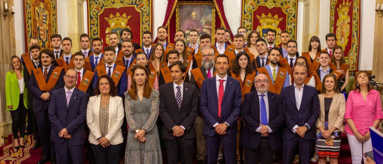 Foto institucional de la festividad de la Ingeniería Informática, en el Paraninfo de la Universidad. En primera fila, en el centro, el delegado del Rector para la Transformación Digital, Secundino Álvarez, y el director de la Escuela, Fernando Álvarez. | LNE