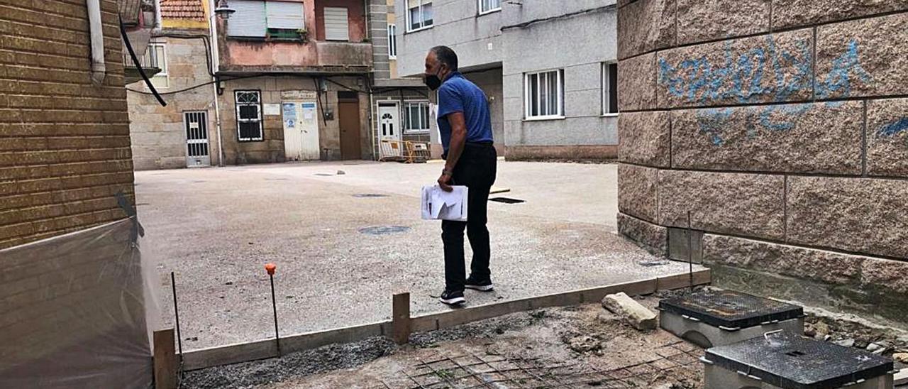 Estado de las obras, ayer, en la Praciña de Síngulis, ya pavimentada con hormigón. |   // G.NÚÑEZ