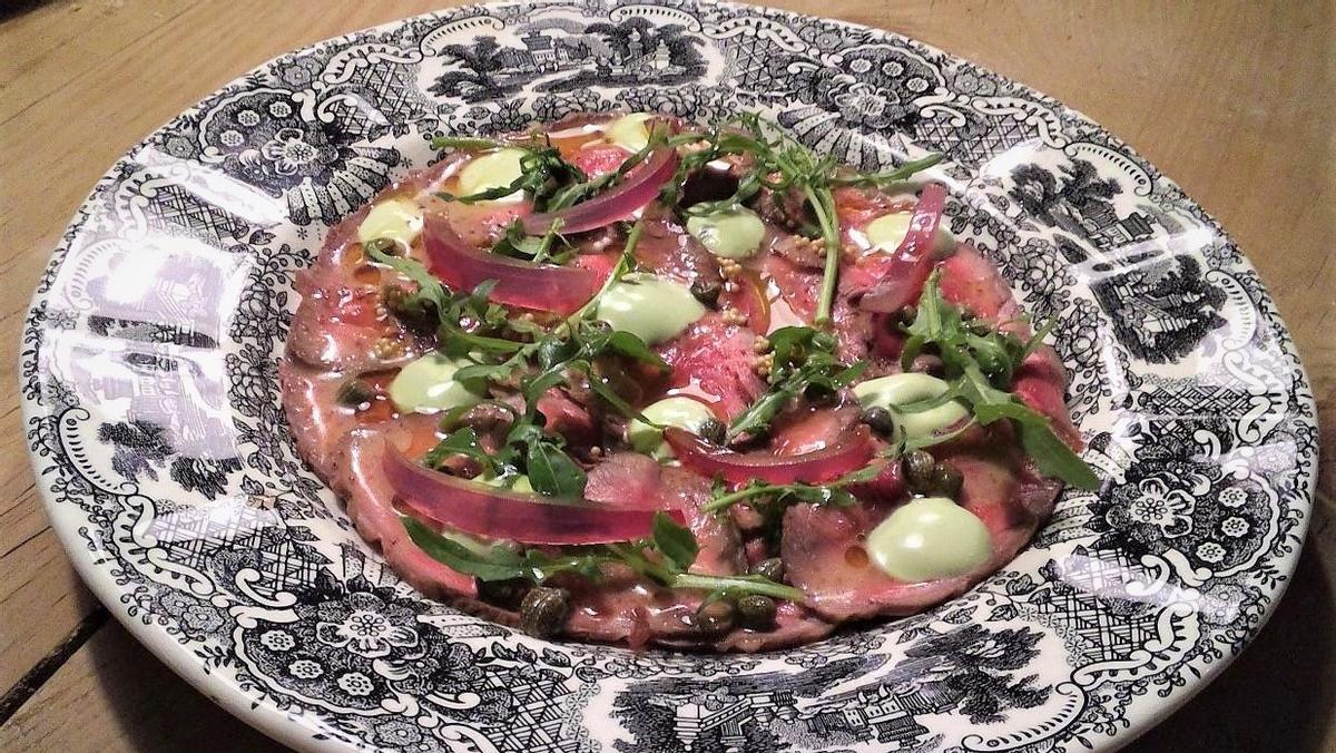 Rosbif con vinagreta de mostaza, alcaparras y rúcula del restaurante Planta Baja.