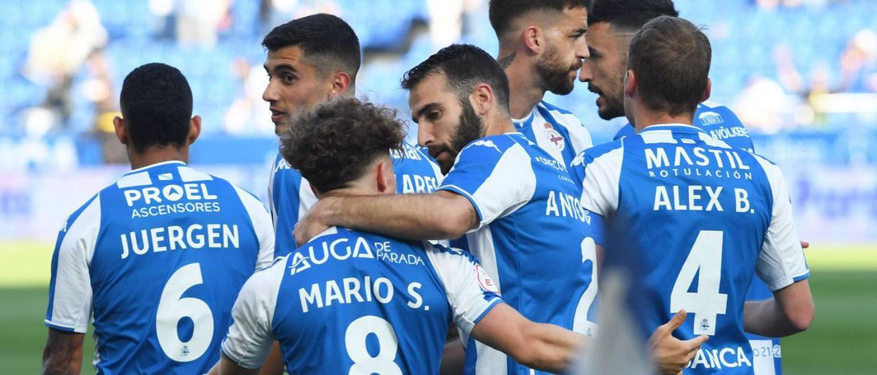 Los jugadores deportivistas celebran el gol de Antoñito ayer contra la UD Logroñés. |  // CARLOS PARDELLAS