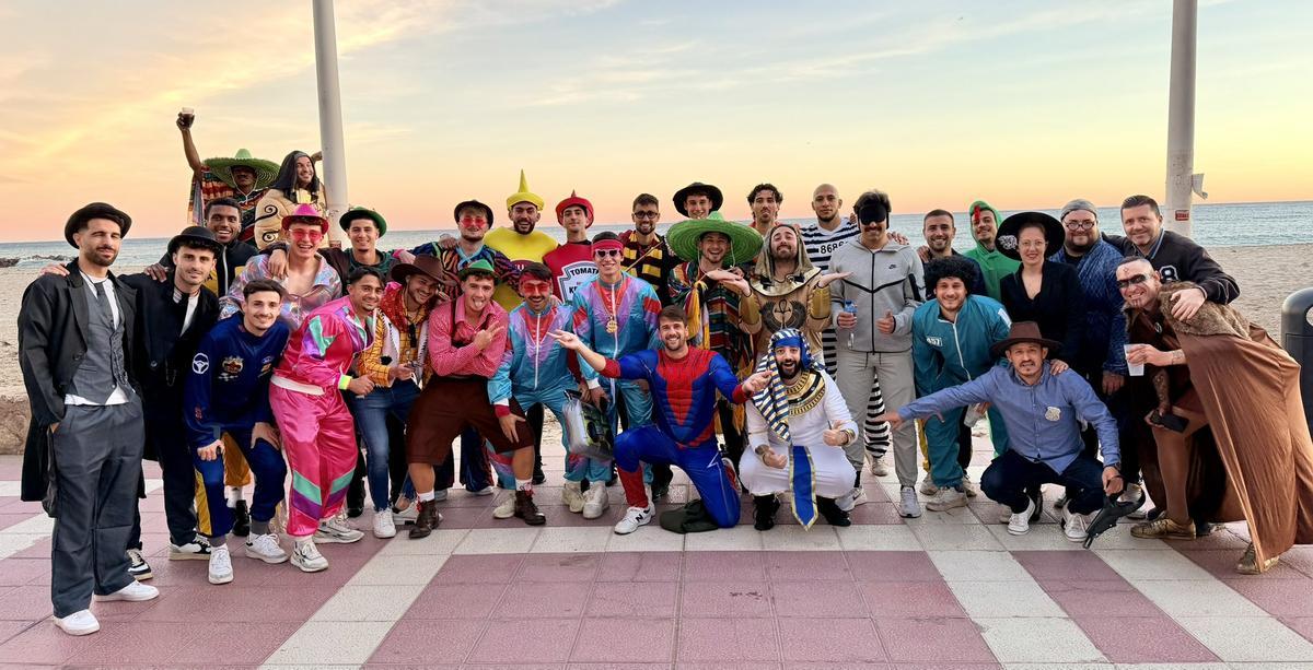 Los jugadores del Águilas FC disfrutando de la fiesta del Carnaval aguileño
