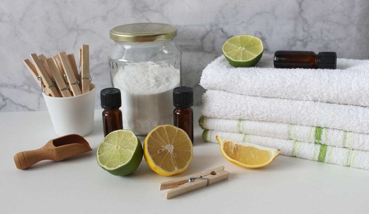 Recupera tu prenda favorita con este truco para quitar las manchas de lejía 8 Merca2.es ¿Cómo eliminar manchas amarillentas de la ropa: soluciones caseras efectivas?