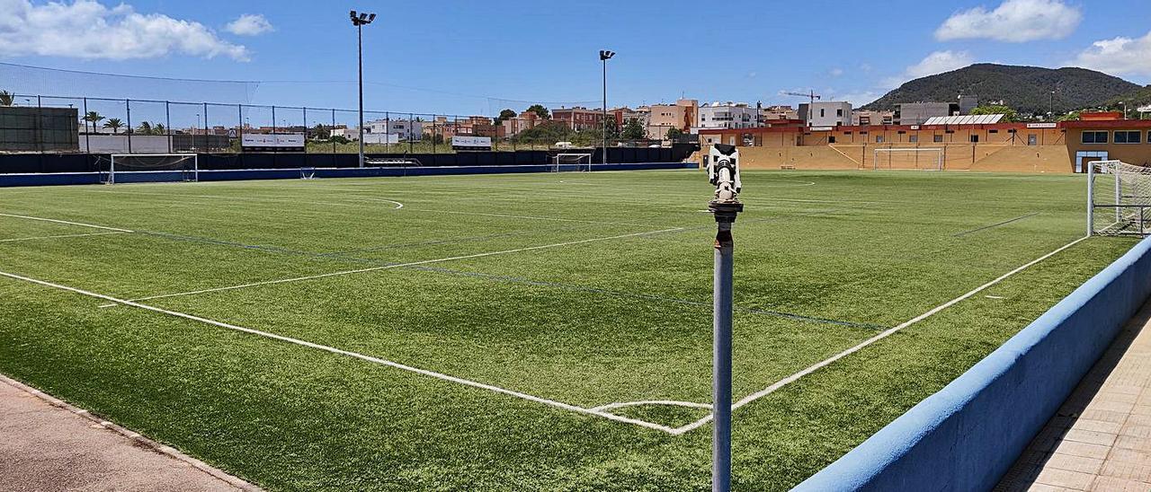 Aspecto que presenta el campo de fútbol municipal de Can Cantó.