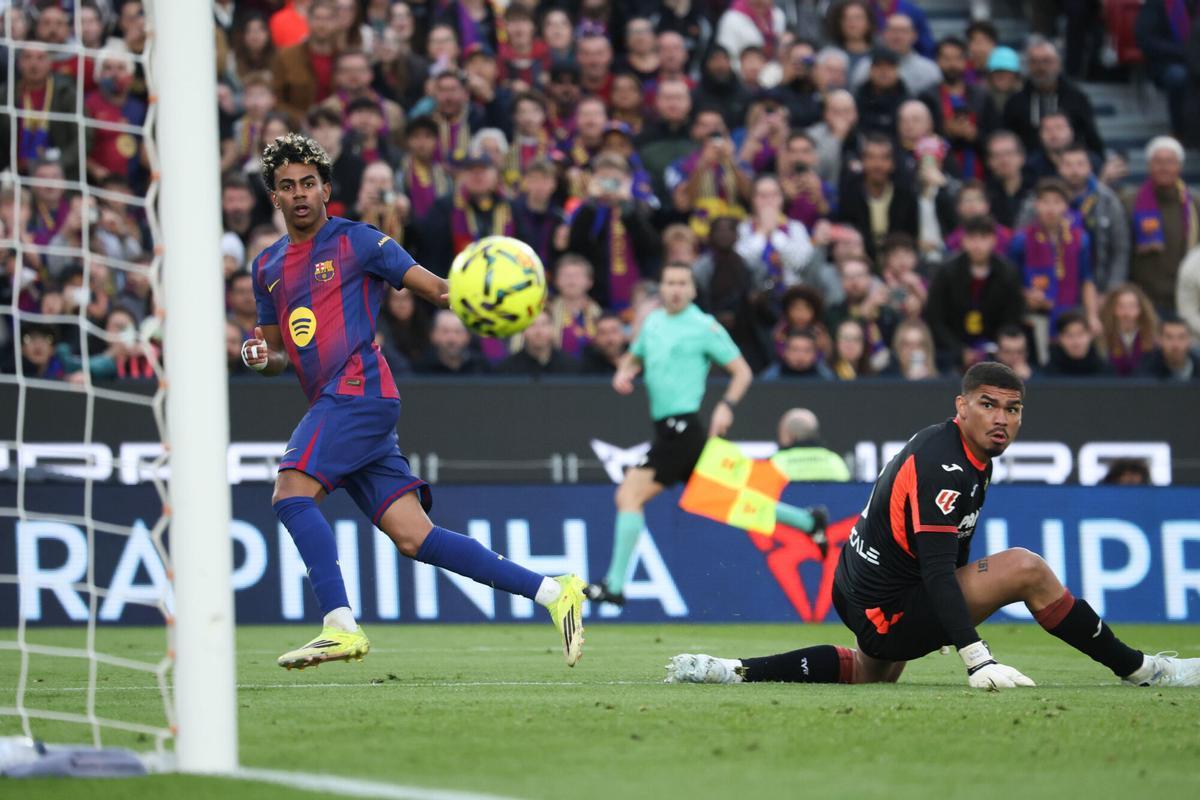 Lamine Yamal consigue uno de sus tres goles en el Barça-Villarreal de LaLiga 2025726
