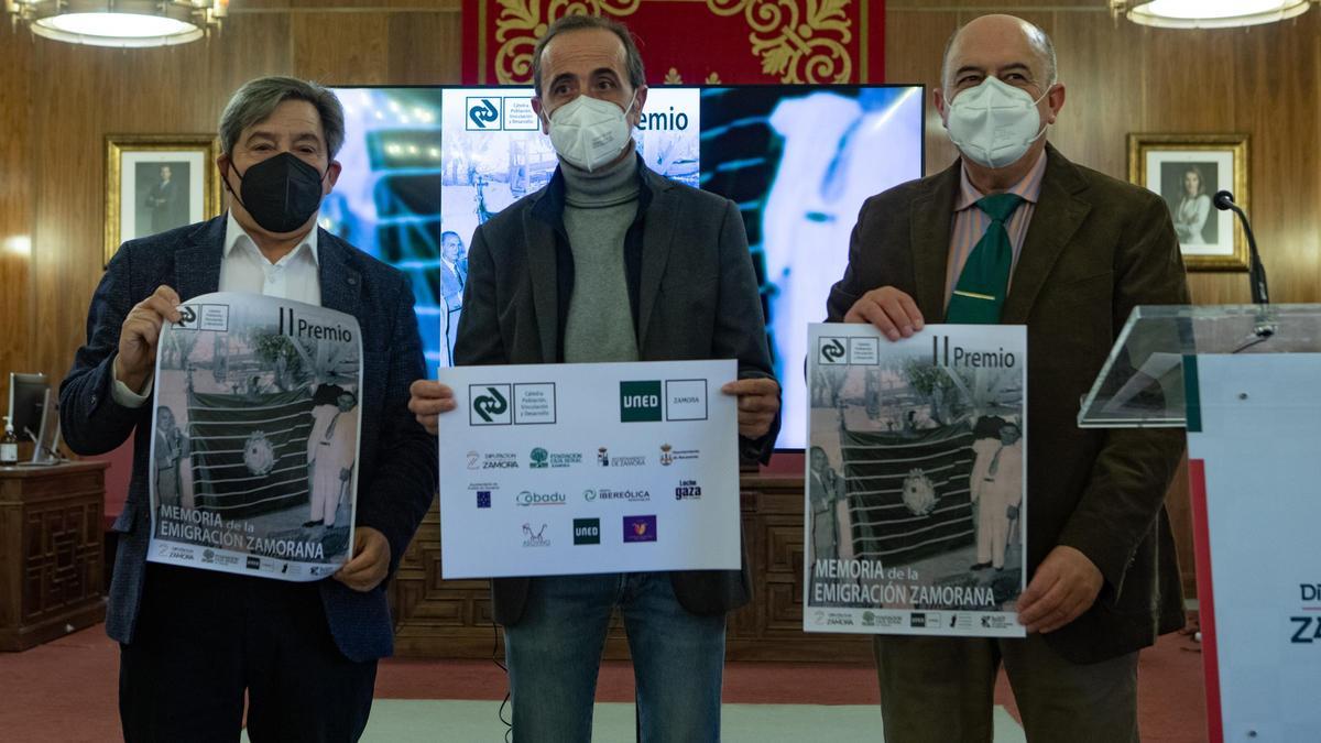 Juan Andrés Blanco, José Luis Prieto y Feliciano Ferrero presentan el II Premio &quot;Memoria de la Emigración&quot;