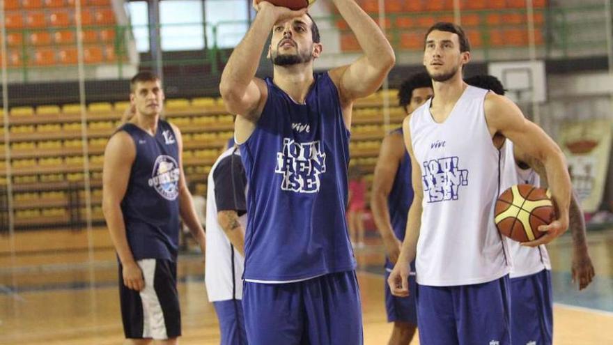 Salva Arco, en un entrenamiento del Club Ourense Baloncesto la pasada temporada. // Iñaki Osorio