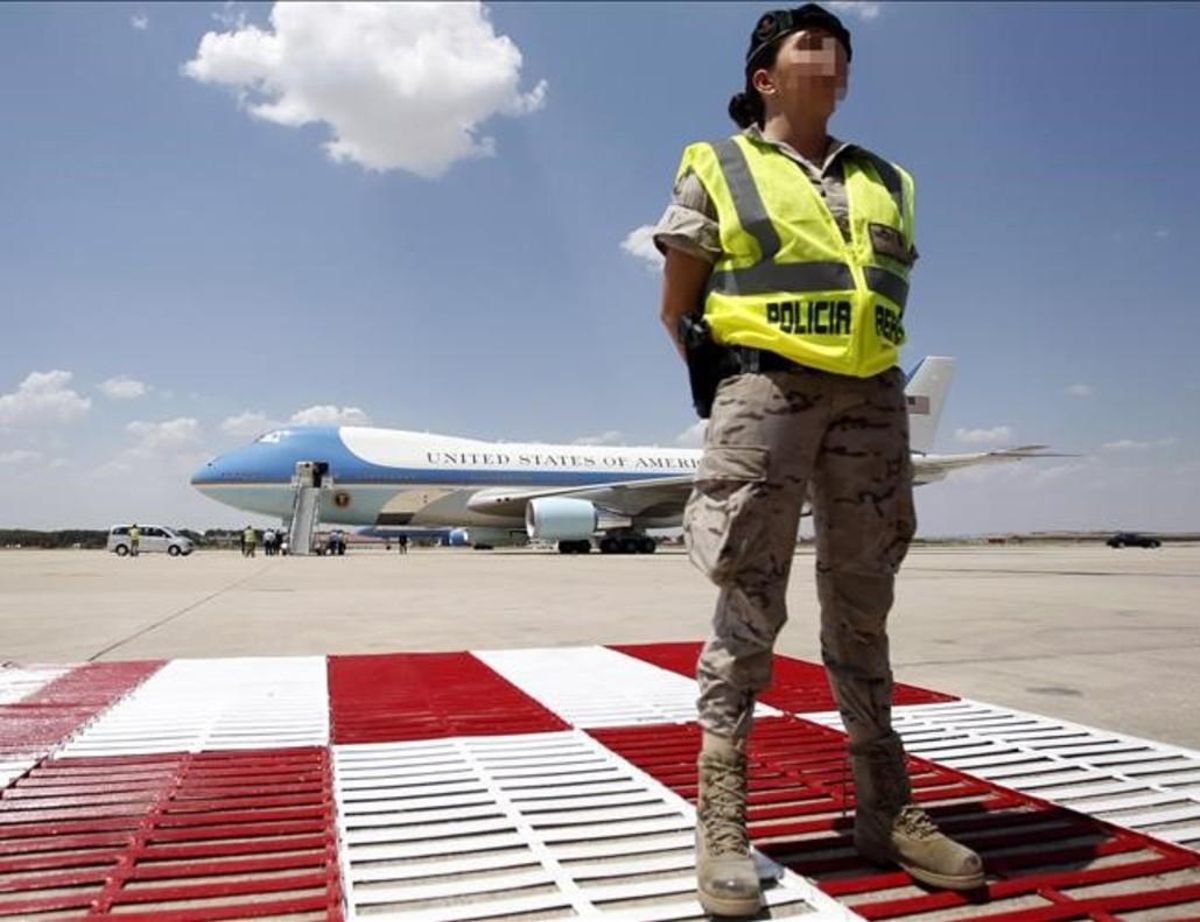 Una policia esta tarde ante el Air Force One en la base aérea de Torrejón de Ardoz, Madrid, momentos antes de la salida del presidente de EE. UU. Barack Obama rumbo a la base naval de Rota en Cadiz durante la primera visita oficial del mandatario estadounidense a España