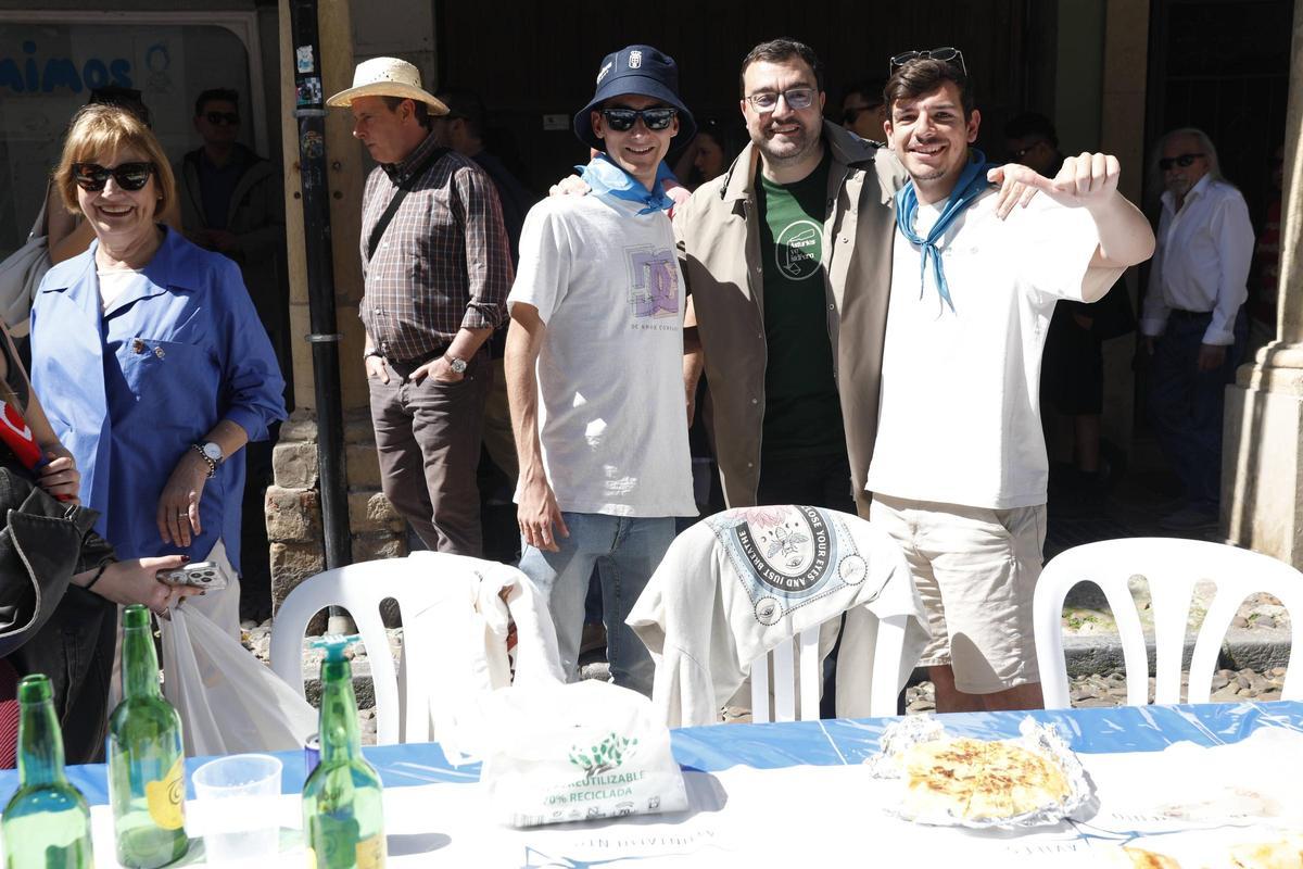 EN IMÁGENES: El presidente Adrián Barbón se da un baño de masas en la Comida en la Calle de Avilés