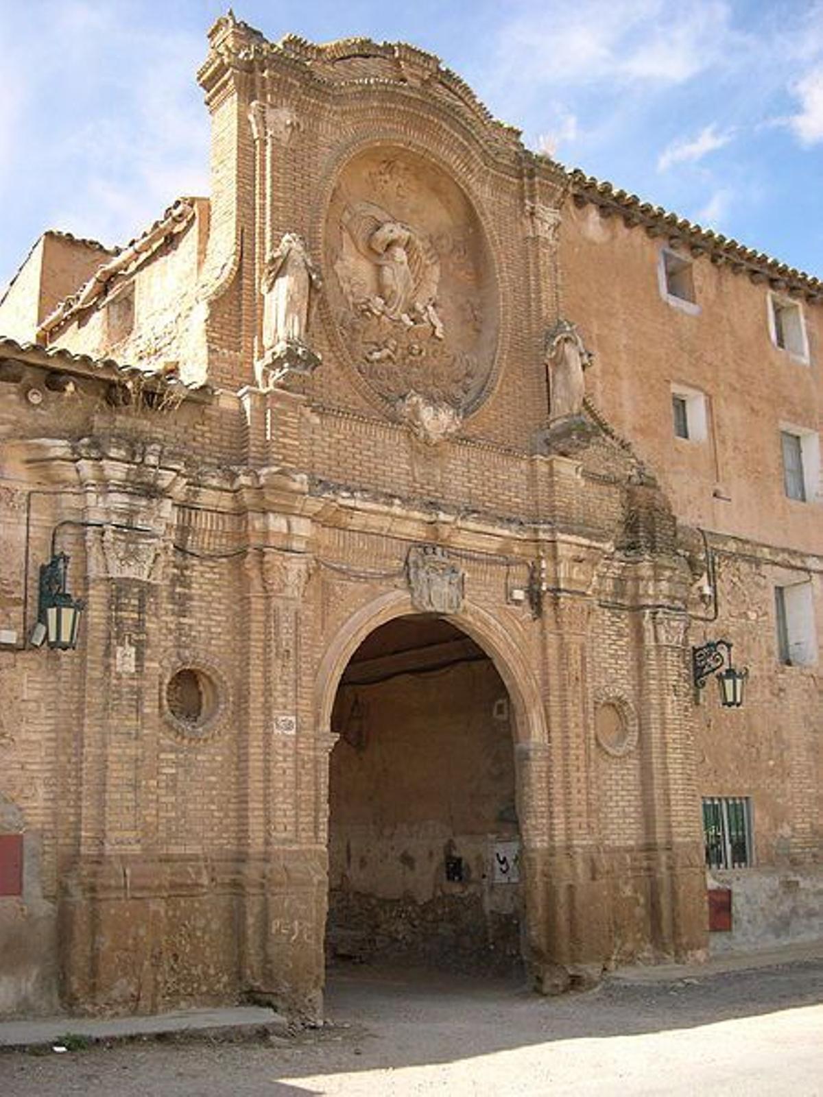 La iglesia y la portada principal del Monasterio de Santa Fe de Zaragoza son Monumento Nacional desde 1979.