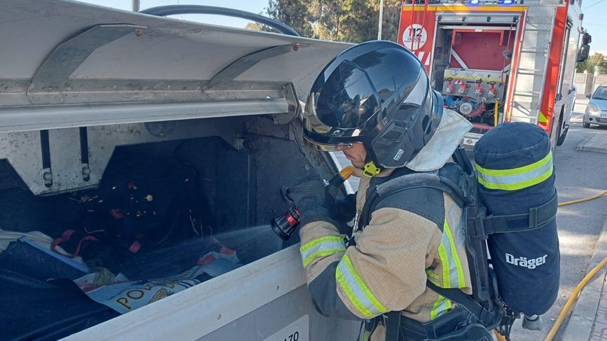 Incendio en el interior de un contenedor en Ibiza