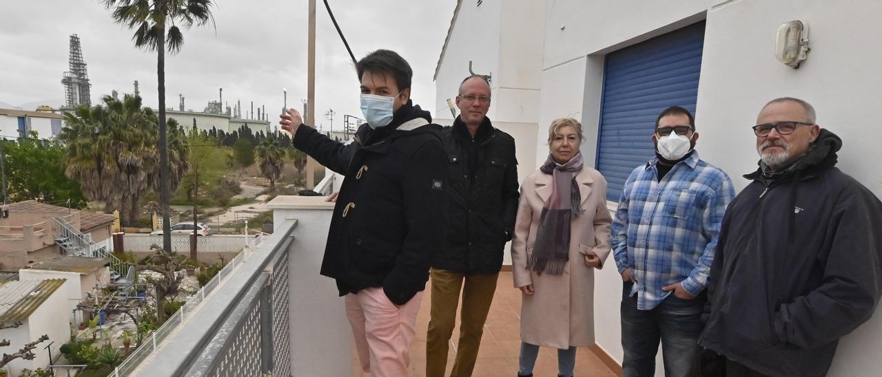 Vecinos de la playa de Almassora señalan la cercanía del polígono del Serrallo respecto a sus viviendas.