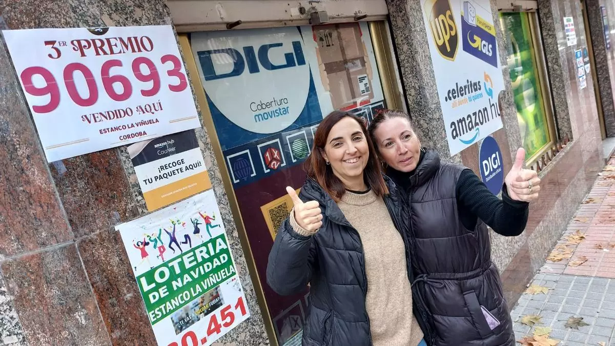 Las loteras de La Viñuela que han vendido el tercer premio: "Estamos un poco bloqueadas… pero hay que abrir una botella y celebrarlo"