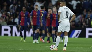 MADRID, 26/10/2024.- El delantero del Real Madrid Kylian Mbappé durante el partido de la jornada 11 de LaLiga EA Sports entre el Real Madrid y el FC Barcelona, este sábado en el estadio Santiago Bernabéu, en Madrid. EFE/Kiko Huesca