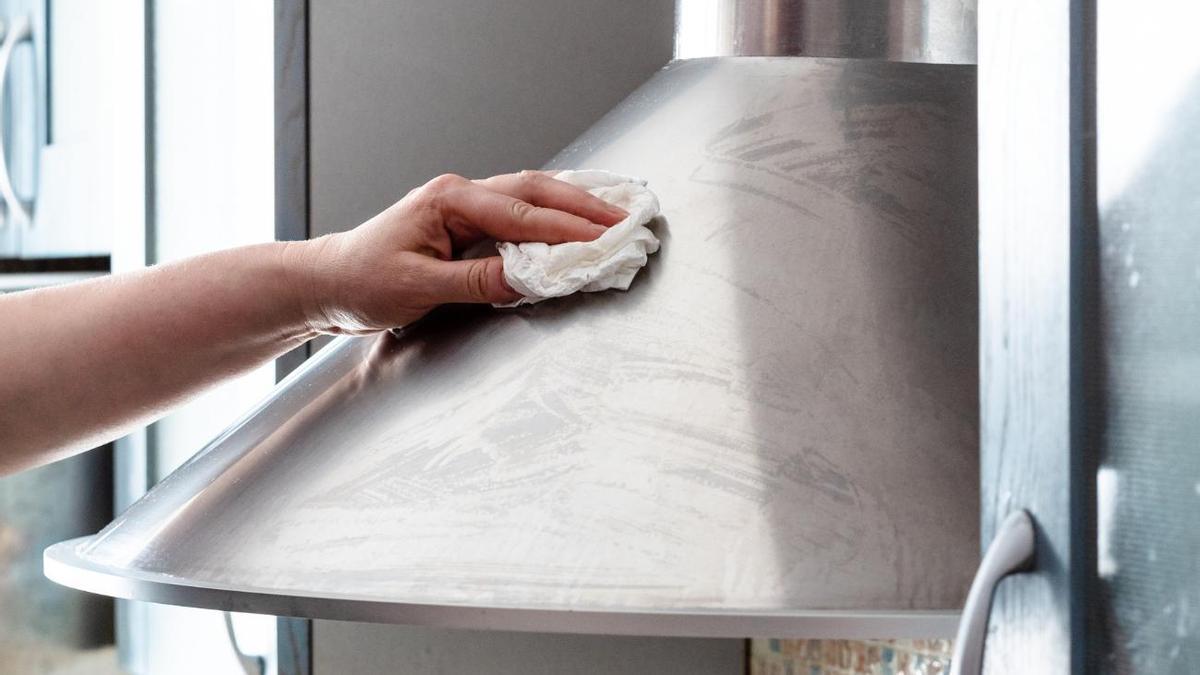 CÓMO LIMPIAR LA CAMPANA EXTRACTORA  Mantén tu campana reluciente: cómo  limpiar la campana de la cocina con productos de casa