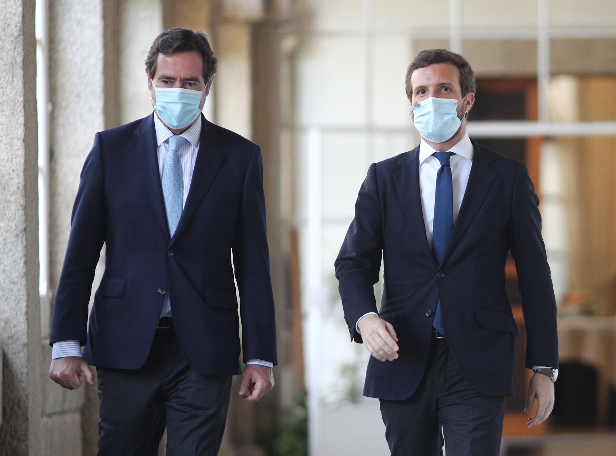 El presidente de la CEOE, Antonio Garamendi, junto al presidente del Partido Popular, Pablo Casado