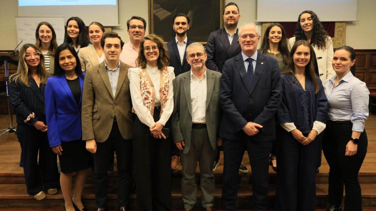 Los diez finalistas del certamen con varios miembros de la junta de gobierno del Colegio de Médicos de Asturias.
