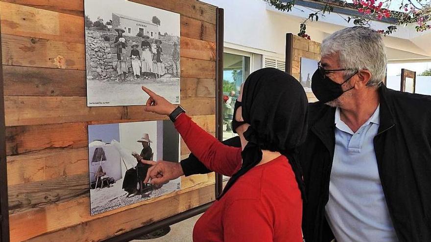 Alejandra Ferrer y Pep Marí, en la exposición de fotos del Centro &#039;Gabrielet&#039;