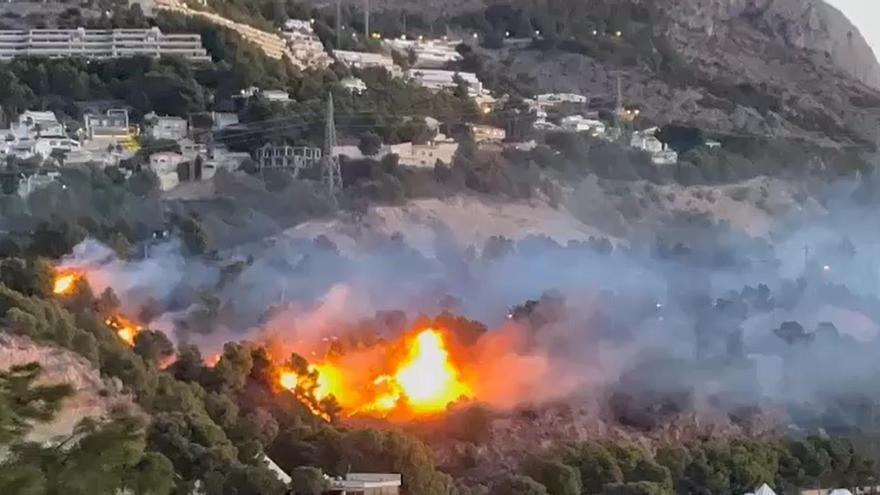 Un incendio en Alicante obliga a desalojar a 30 personas y a cortar tanto la AP-7 como la N-332