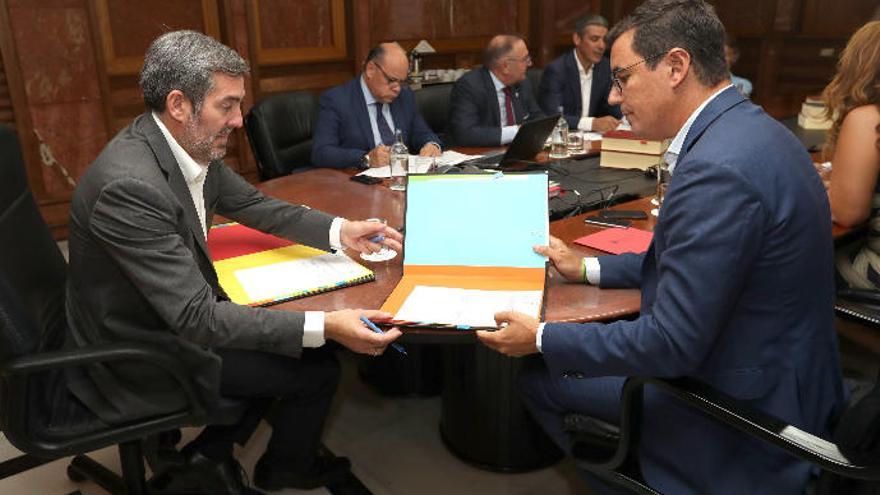 El presidente, Fernando Clavijo, y el vicepresidente, Pablo Rodríguez, durante el Consejo de Gobierno de este lunes.