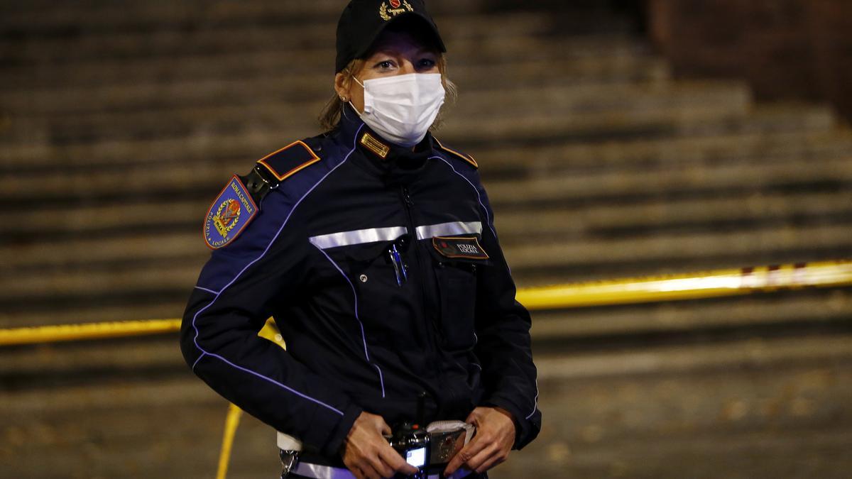 Archivo - Imagen de archivo de una agente de Policía de Italia.