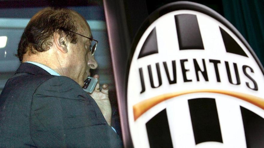 Fotografía de archivo del ex director general del Juventus de Turín y principal encausado en el proceso por un presunto fraude deportivo, Luciano Moggi, después de que el equipo turinés se hiciera con el título de campeón de liga tras vencer al Reggina (0-2), en Bari. El Juventus, la Fiorentina y el Lazio jugarán la próxima temporada en la Serie B italiana (Segunda División), según la sentencia de primer grado adoptada por la Corte de Apelación de la Federación Italiana de Fútbol (FIGC), en el proceso por presunto fraude deportivo en el &quot;calcio&quot;, hecha pública esta noche.