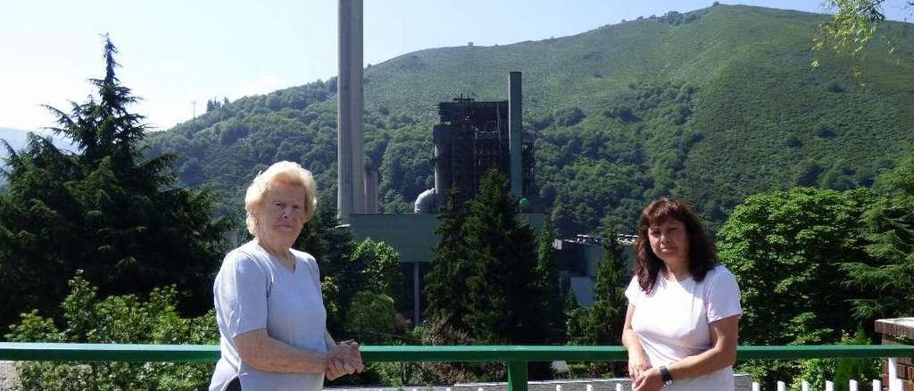 Margarita Fernández y Elena Novoa, con la central térmica al fondo.