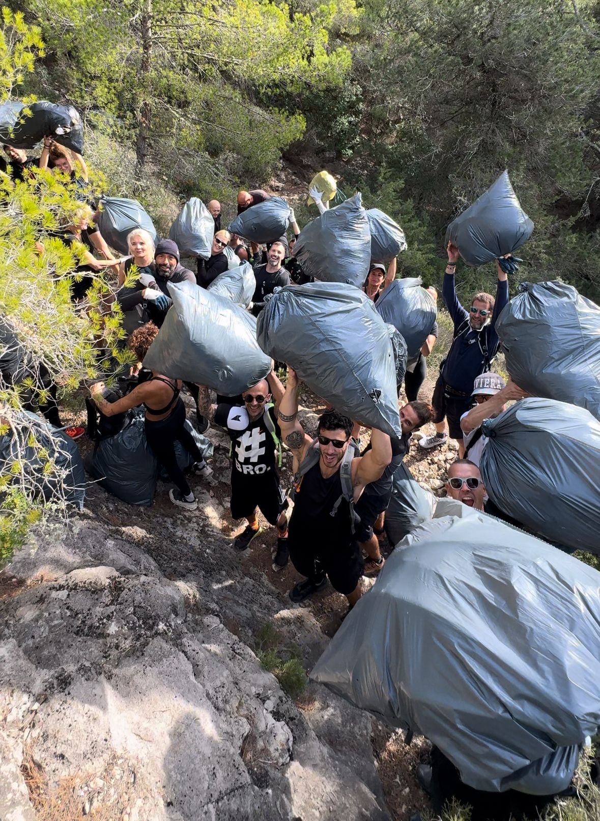 Ibiza Hikes Station celebra una caminata y limpieza de monte a favor de IFCC