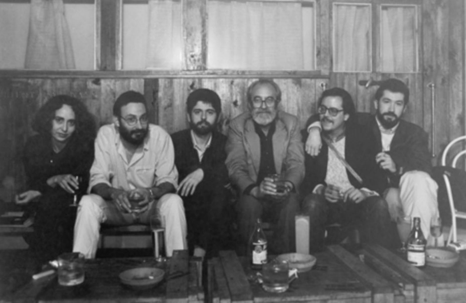 Por la izquierda, Noelí Puente, Miguel Munárriz, Helios Pandiella, Ángel González, Alberto Vega y Ricardo  Labra, en una cafetería de La Felguera. Fue el homenaje  de “Luna de Abajo” a González en 1985.