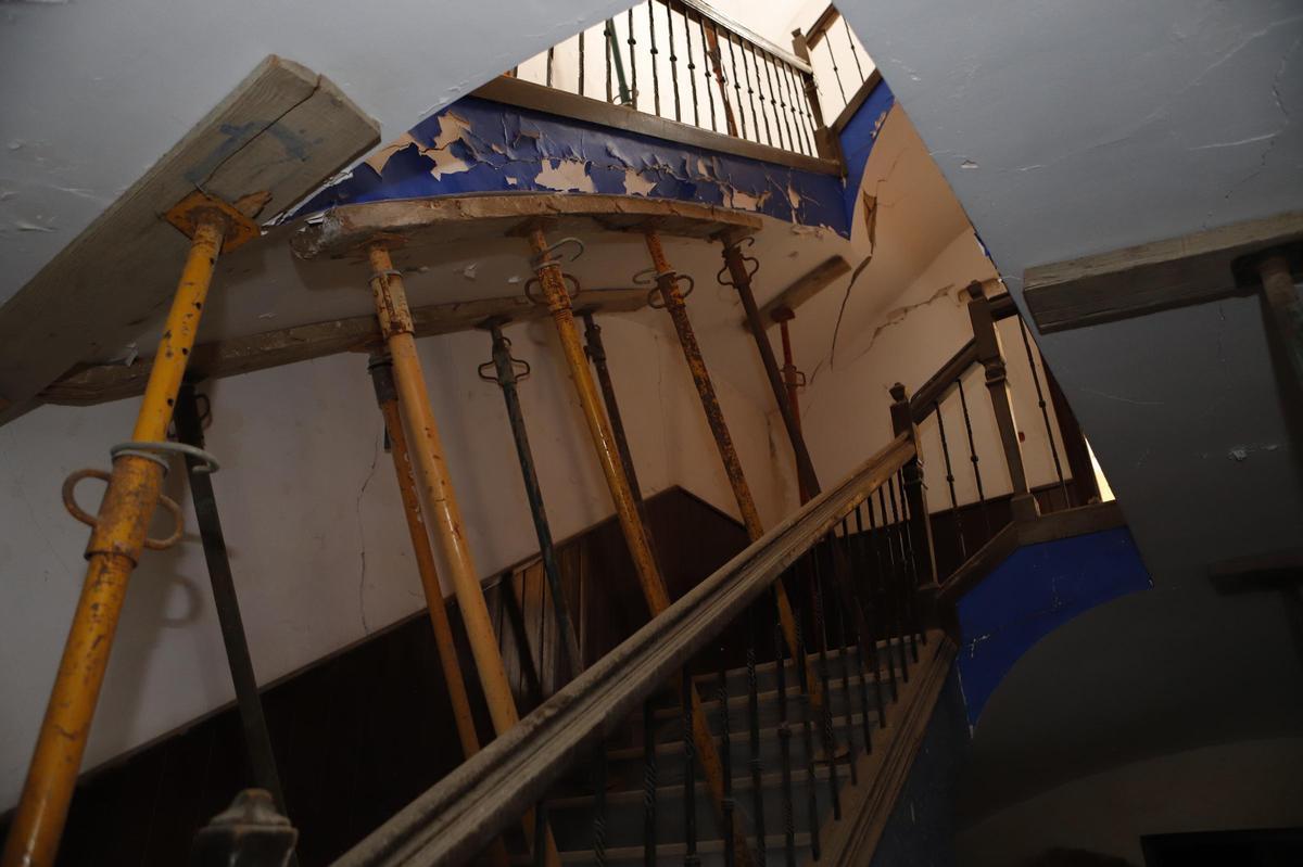 La escalera del edificio, permanece apuntalada desde los terremotos.