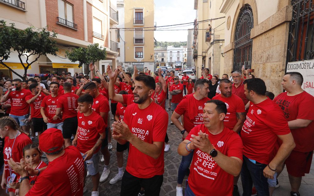 El Saguntino festeja su vuelta a Segunda División.